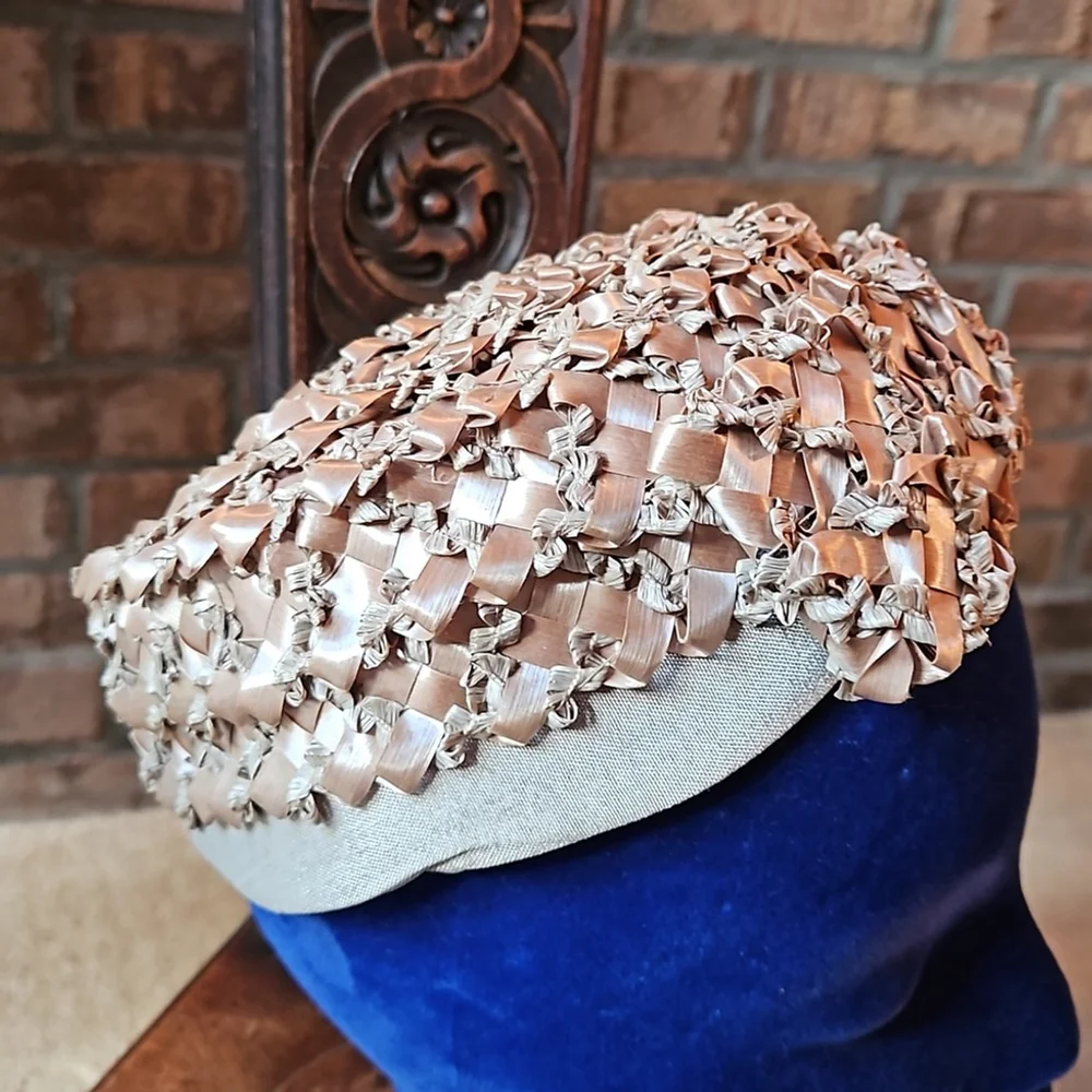 Vintage lovely grass and fabric ladies hat. Gladys & Belle NY 1940's or 50's - Picture 3 of 7
